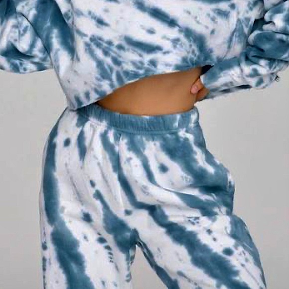 Good American Boyfriend Sweatpants in Blue Orion Tie Dye - Picture 9 of 16
